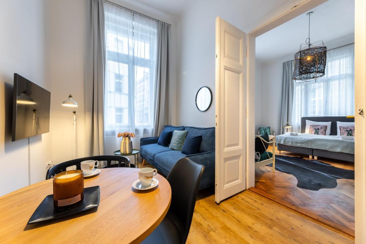 Charming 1 Bedroom Apartment In The City Center Of Praga Esterno foto