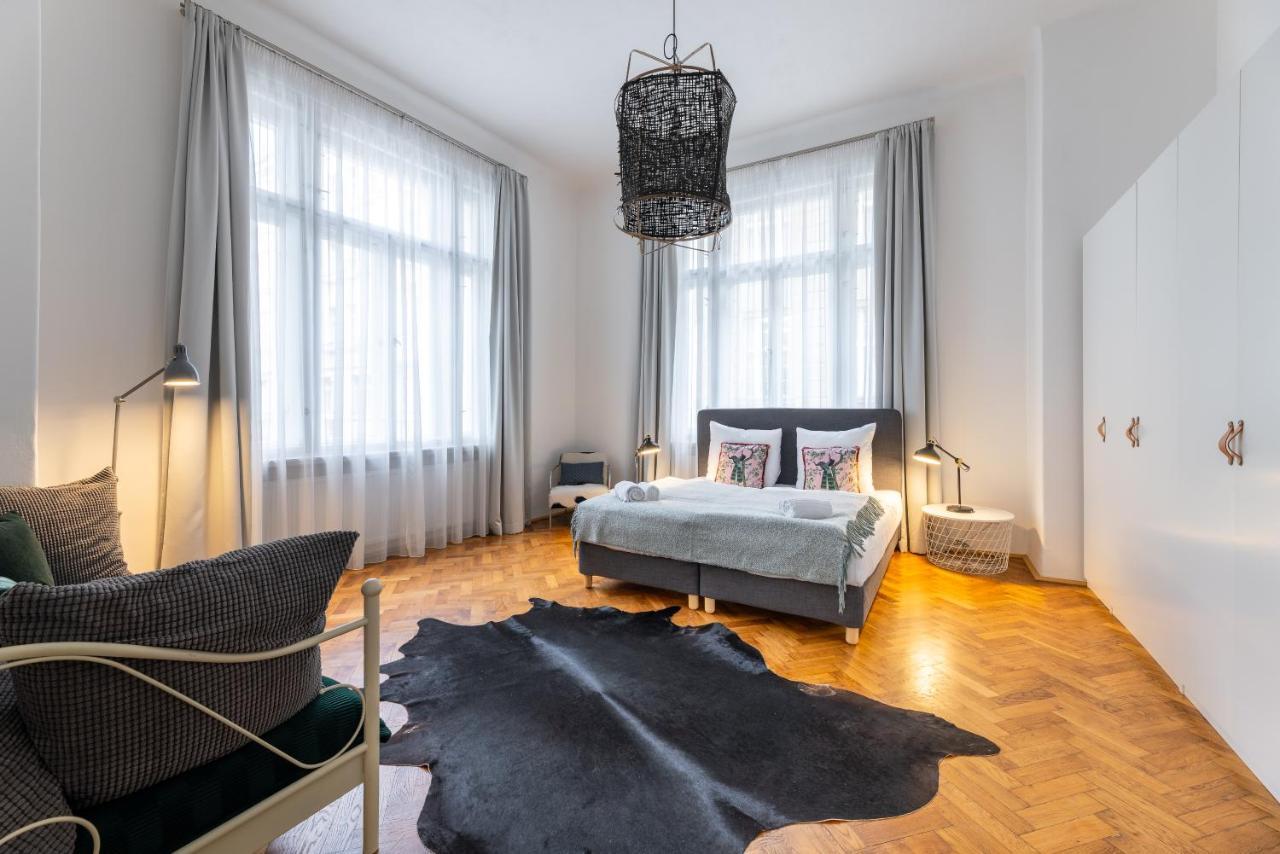 Charming 1 Bedroom Apartment In The City Center Of Praga Esterno foto