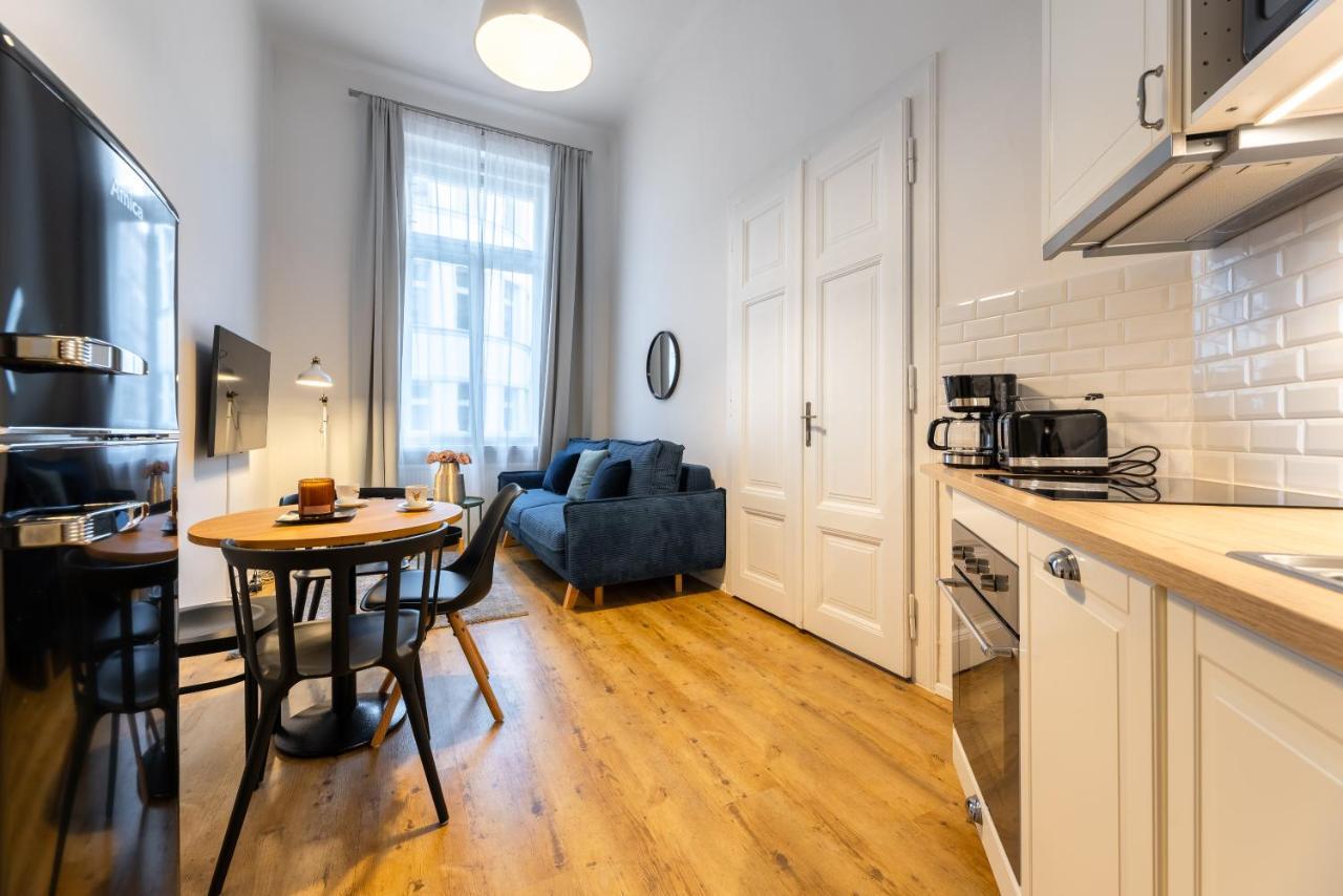 Charming 1 Bedroom Apartment In The City Center Of Praga Esterno foto