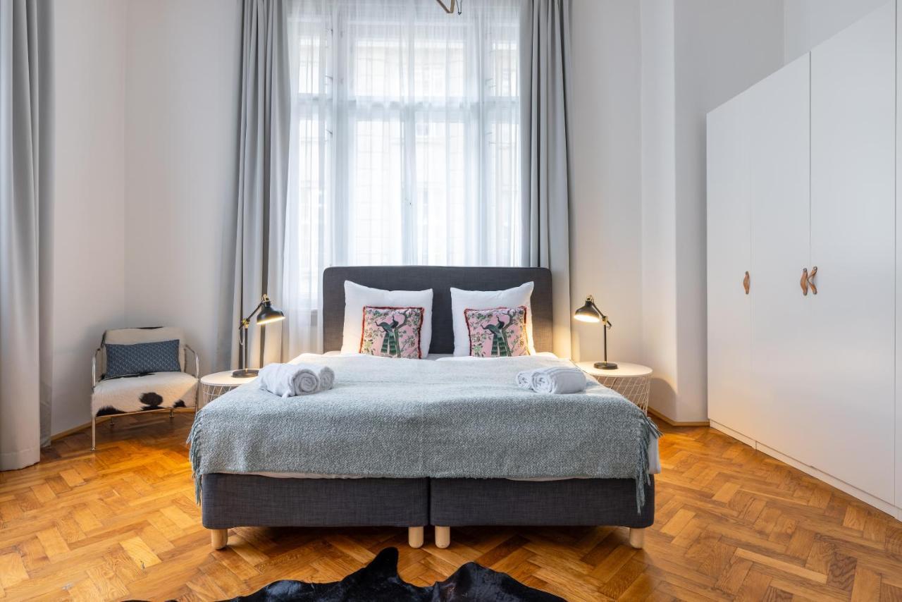 Charming 1 Bedroom Apartment In The City Center Of Praga Esterno foto