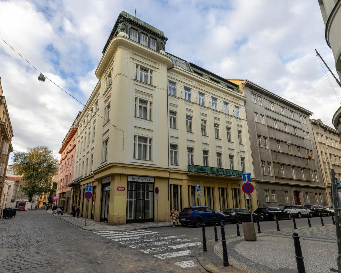 Charming 1 Bedroom Apartment In The City Center Of Praga Esterno foto