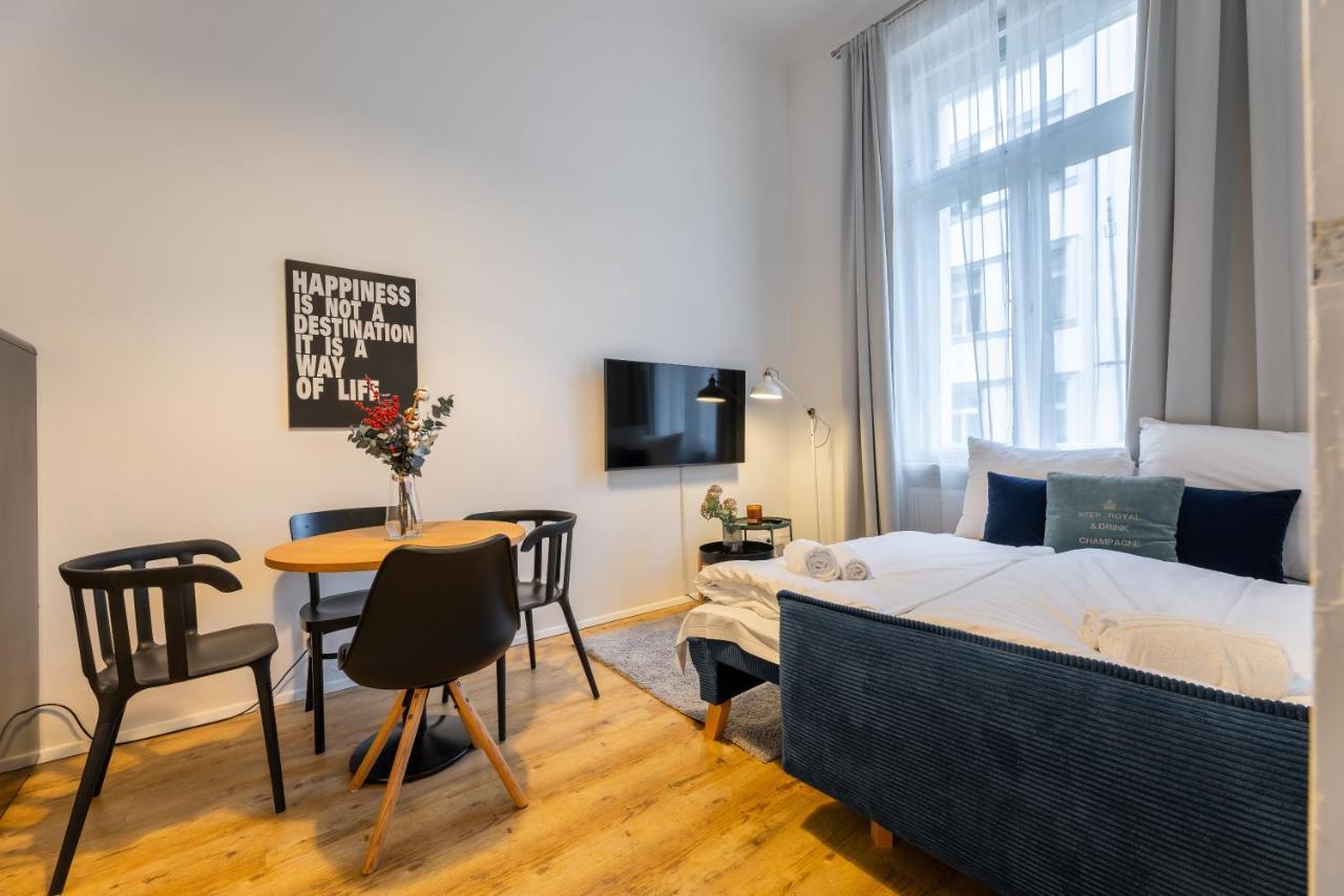 Charming 1 Bedroom Apartment In The City Center Of Praga Esterno foto
