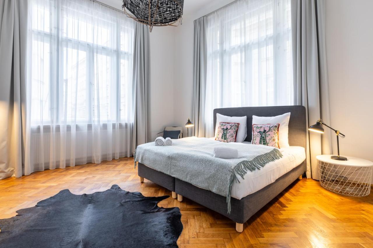 Charming 1 Bedroom Apartment In The City Center Of Praga Esterno foto
