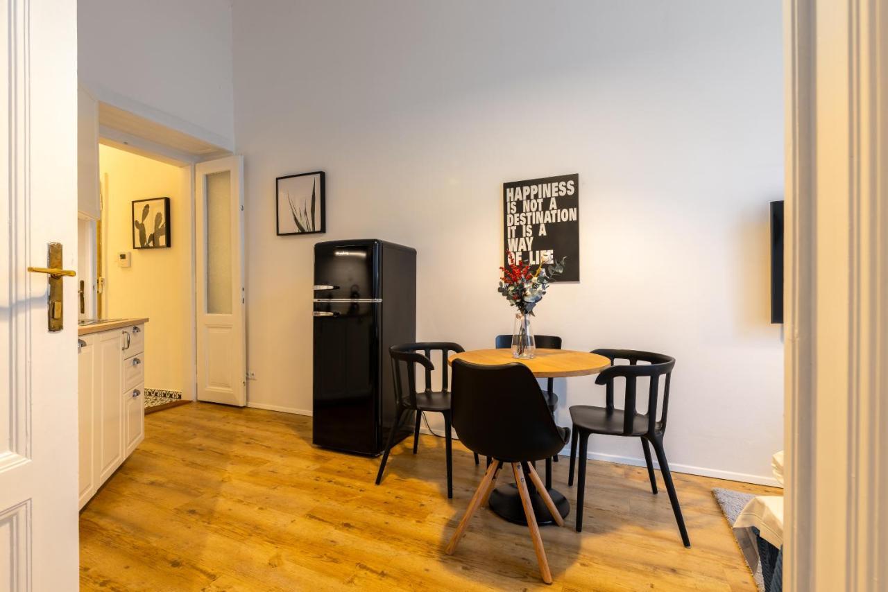 Charming 1 Bedroom Apartment In The City Center Of Praga Esterno foto