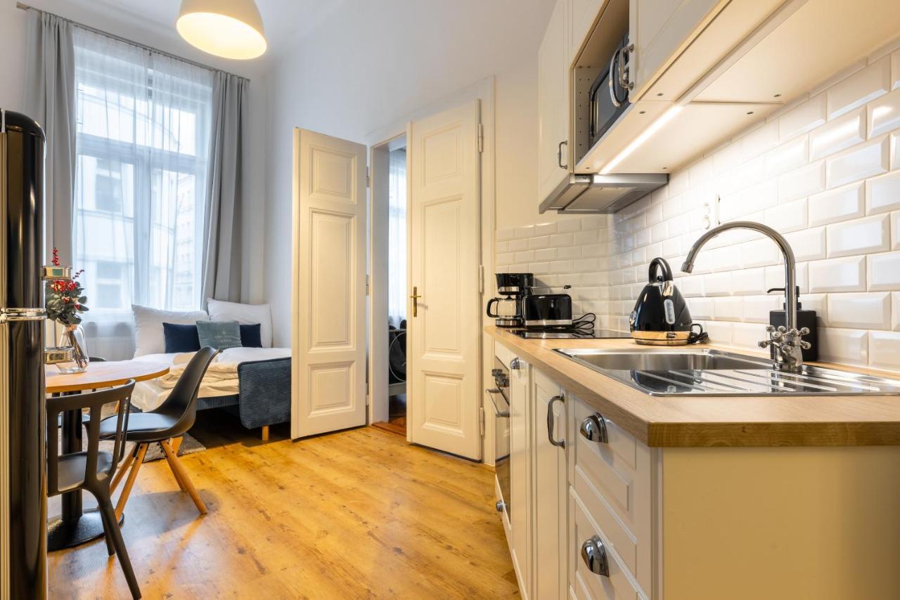 Charming 1 Bedroom Apartment In The City Center Of Praga Esterno foto