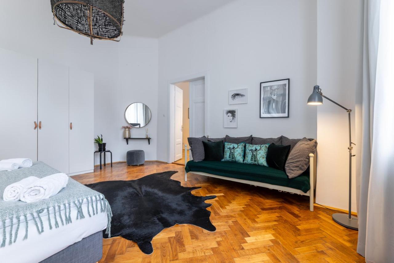 Charming 1 Bedroom Apartment In The City Center Of Praga Esterno foto